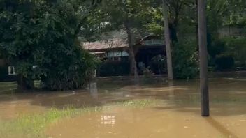 タンゲラン湾の1メートル洪水 チサダネ川とロブ水の濫による