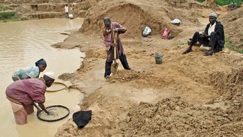 There Is A Crystal Stone Discovery, South Africans Invade KwaHlathi Village