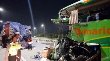 Jombang收费公路上碰撞卡车的SMP学生交通旅游巴士,2人死亡