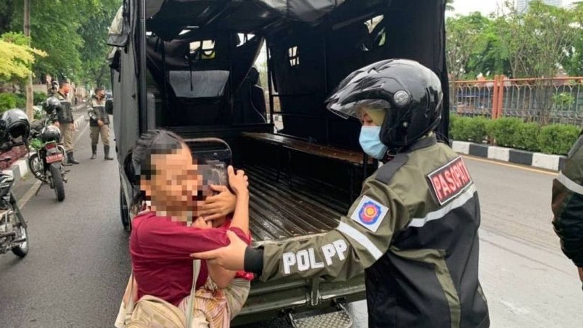 Ahead Of Eid Al-Fitr, Surabaya Police Satpol PP Intensively Arrests Beggars And Singers