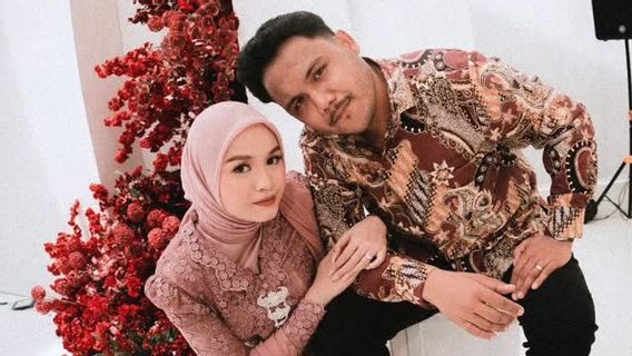 Menilik Karier Dimansyah Laitupa, Penyanyi yang Jadi Calon Suami Salma Salsabil