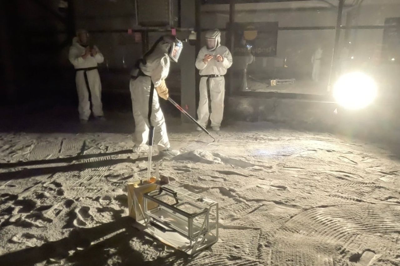 La NASA teste un instrument Artemis III dans une boîte à sable ressemblant à la poussière lunaire