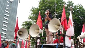 Orasi di Aksi Tolak UU Cipta Kerja, Ketua YLBHI Asfinawati: Kawan-kawan adalah Pahlawan