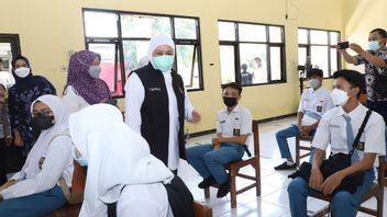 Vaksinasi Pelajar Jatim Dilakukan Serentak, Gubernur Khofifah Berharap Para Siswa Bisa Sekolah Lagi