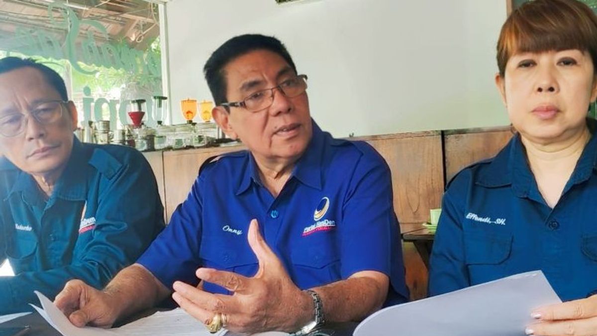 اقتراح حجب الثقة عن روبرت سيمانغونسونغ ، 8 نواب رئيس DPD NasDem Surabaya يستقيلون