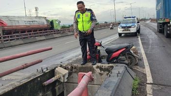 Rio Novianto Falls From The Top Of The Tanjung Emas Bridge In Semarang, Wounds On His Head And Left Leg Are Broken