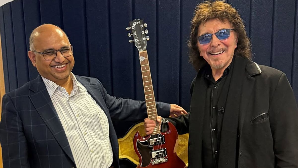 Tony Iommi Serahkan Gitar Miliknya untuk Bantu Pengobatan Kanker
