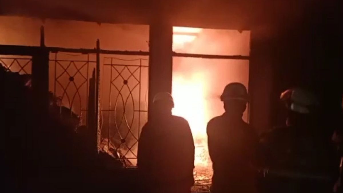 Burning House In Ciracas Suspected Of Storing Cooking Oil, The Police Carry Out An Investigation