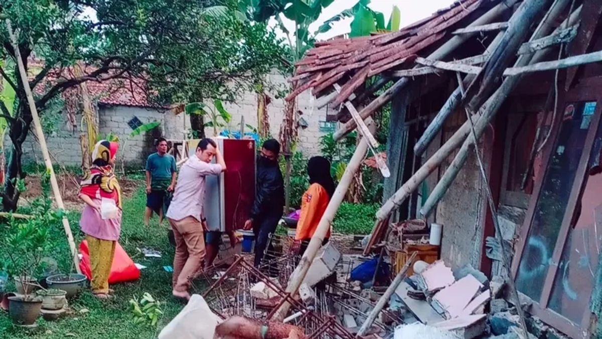 Hit By Strong Winds, Elderly Houses In Bogor Collapse