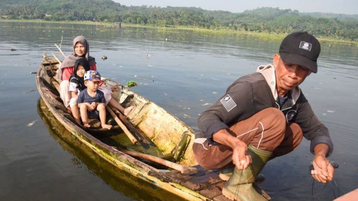 Dedi Mulyadi Promises To Help Education For Fisherman Families In Cianjur Who Have 5 Children, As Long As They Want To Join The Family Planning Program