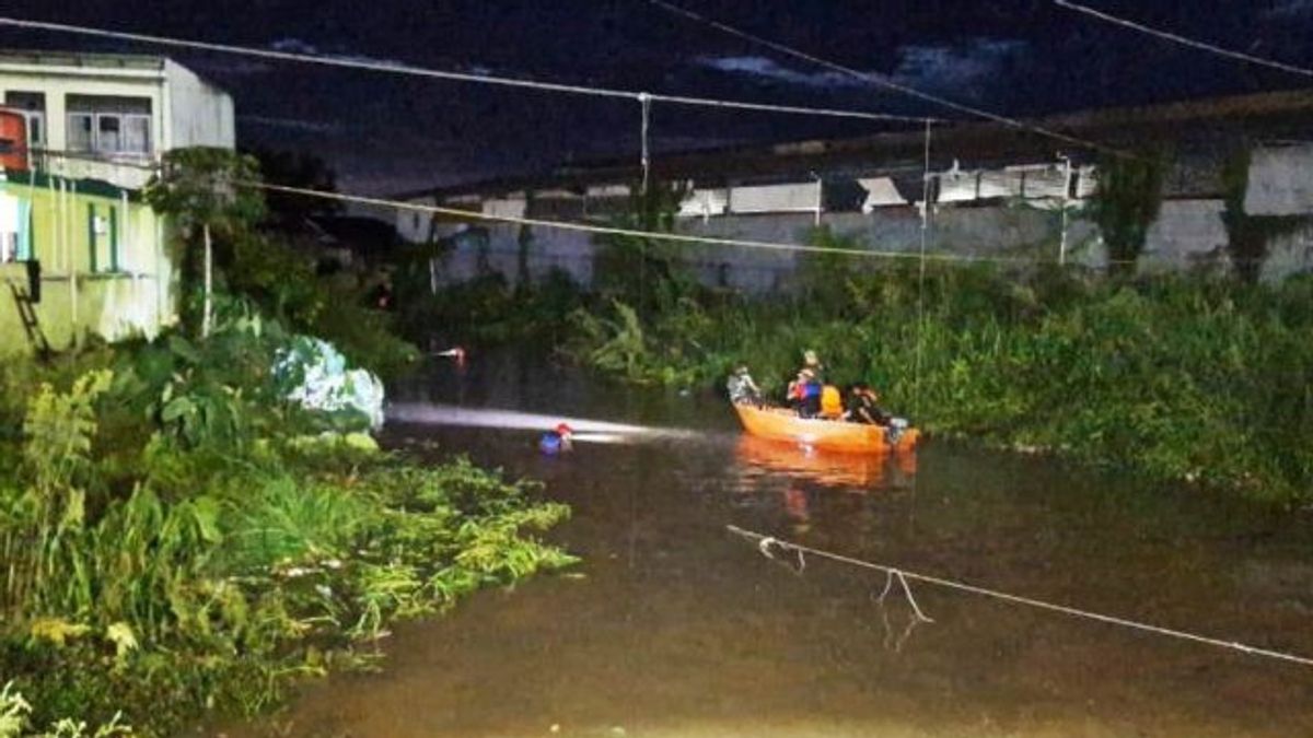 サマリンダの洪水に引きずられた6歳の少年が死体で発見された