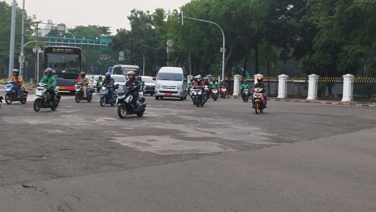 Mobile Phone Jambret Near The State Palace, Perpetrator Riding A Black Ninja Kawasaki Motorcycle