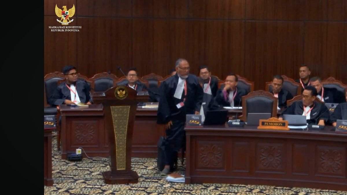 エディ・ヒアリエジがプラボウォの陣営の専門家への露出を説明したとき、憲法裁判所のセッションでバンバン・ウィジョジャント・ウォークアウト