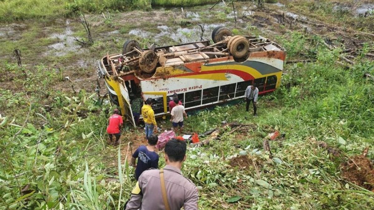 The Condition Of Jalan Licin, Narrow And Speeding Is The Cause Of The Fall Of The Pontianak-Badau Department Bus To Jurang 8 Meters