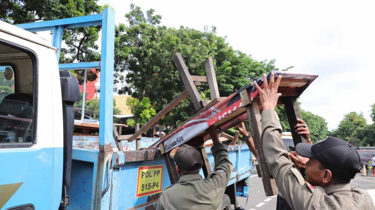 Satpol PP Central Jakarta dispose de vendeurs de rue tout au long de la rue Pasar Senen