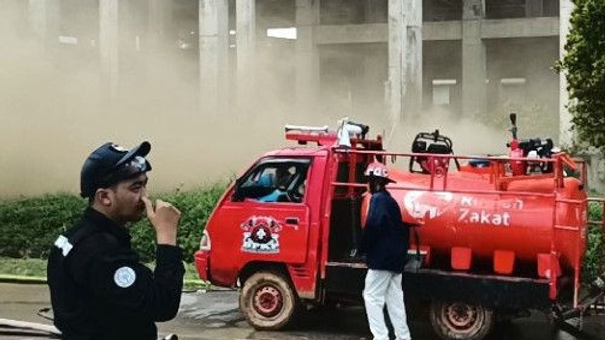 Lima Damkar Pontianak Sesak Napas Saat Berjibaku Padamkan Api di RS Untan