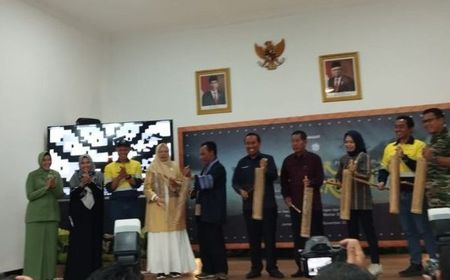 Bupati Sumbawa Barat Minta ASN Gunakan dan Kenalkan Tenun Lokal