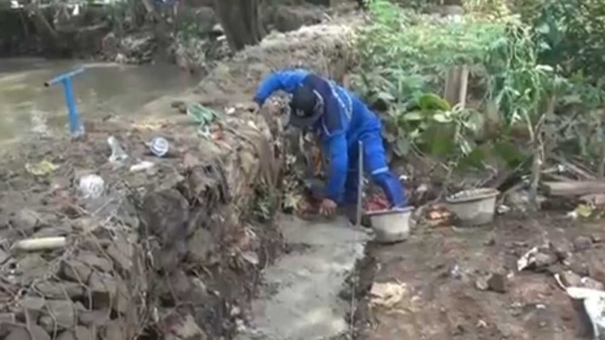 Antisipasi Luapan Air Sungai di Cipinang Melayu, Pasukan Biru Kebut Pembuatan Tanggul