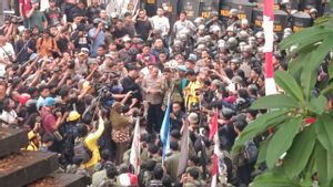Massa Minta Kapolda Metro Beberkan Nama 7 Brimob Pelindas Affan Kurniawan, Bukan Inisial