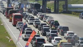 الكشف عن الكثافة في طريق Cikampek Toll بسبب المركبات المتوقفة في سيبالي ، وزارة النقل: تم التغلب عليها بنجاح