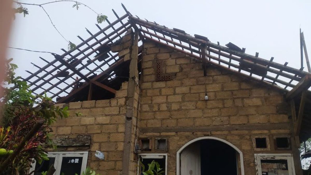 Dozens Of Houses In Sukabumi Were Damaged By The Tornado