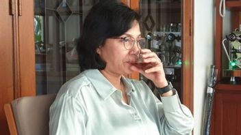 Sri Mulyani Menikmati <i>Ngopi</i> Bareng Tonny Sumartono sang Suami, Netizen: Tambah Pisang Goreng Bu Biar <i>Maknyus</i>