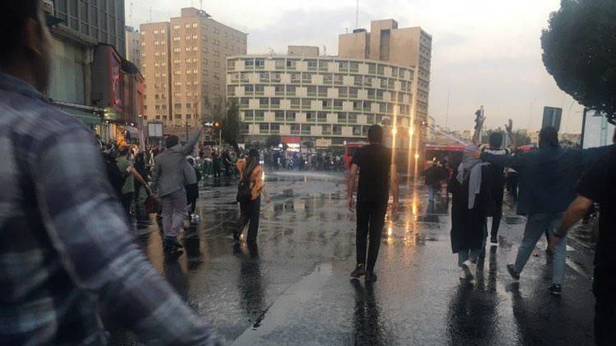 抗議と警察との大規模な衝突が続く:イラン警察が断固たる行動を取る、国連は自制を要請 