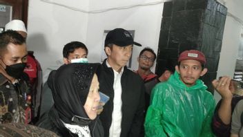 Mensos Salurkan Bantuan Pengungsi Bencana Longsor di Bogor