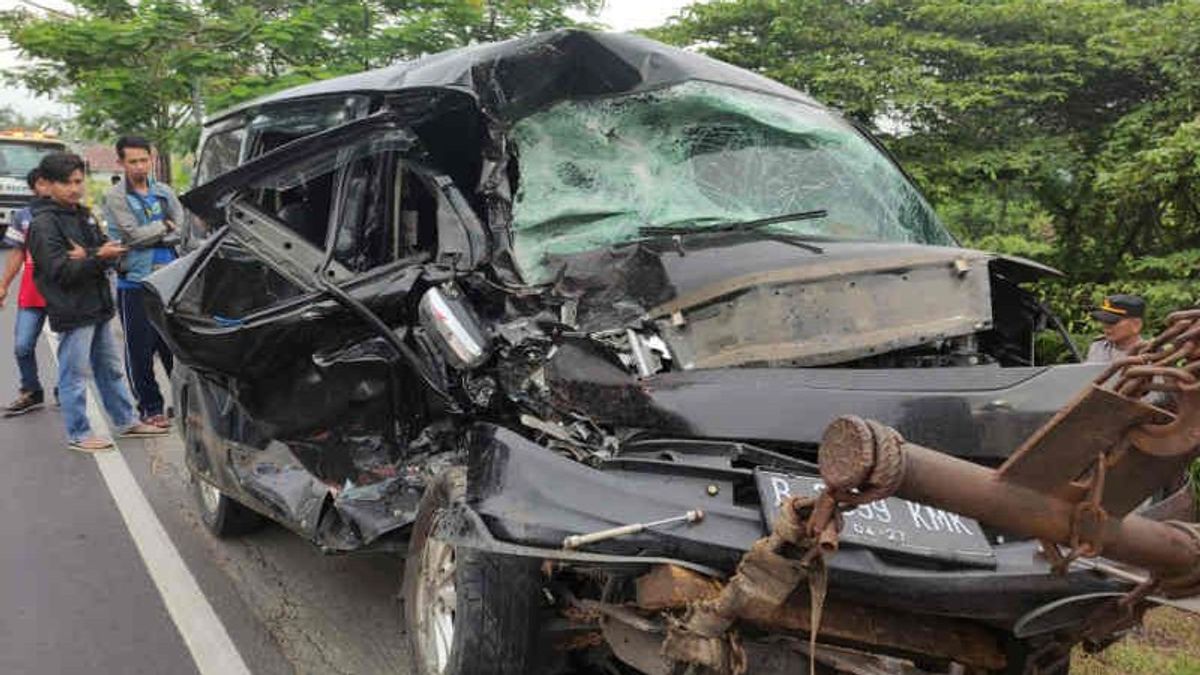 The Truck At Hajar Minibus In Cirebon, 1 Died, 9 Injured