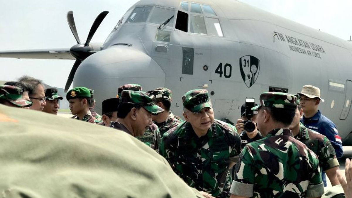 Le C-130 J Super Hercules Tni AU commence sa première mission d'accueillir l'aide à Gaza