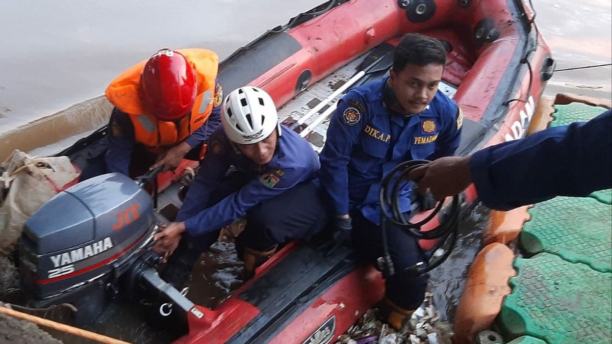 The Search For The 20-year-old Man Who Fell Into The Chinese Bidara Ciliwung River Is Still Ongoing Tonight