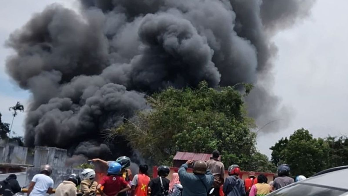 8 Mobil Damkar Dikerahkan Padamkan Kebakaran Pasar Aur Kuning, 80 Orang Mengungsi