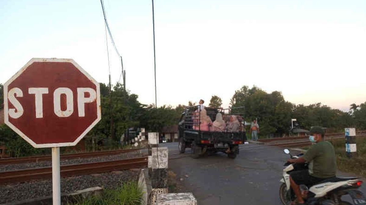 The Condition Is Dangerous, Prone To Accidents Eating Victims, But There Is No Budget For Keeping A Railroad Crossing In Cirebon