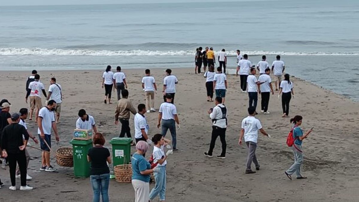 Ascott Regional Bali Holding A Clean-Up At Kuta Beach