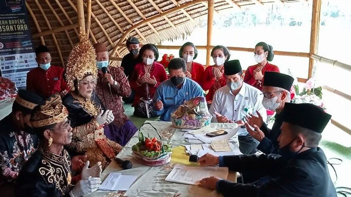 Berita Bantul: Empat Pasang Pengantin Nikah Bareng Dengan Mahar Ingkung Jawa