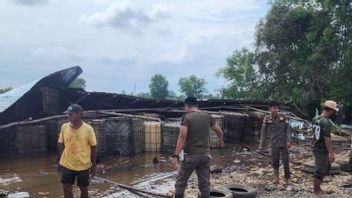 南スマトラ警察、違法な燃料貯蔵倉庫を襲撃
