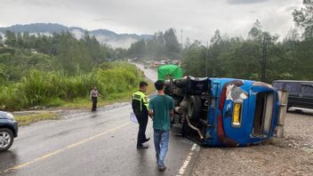 Bus Overturned In Solok, West Sumatra, 8 People Injured