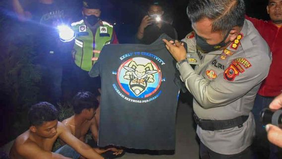 <i>Live</i> di Media Sosial Sambil Acungkan Sajam, 44 Anggota Geng Motor Diciduk Polisi: Obat Keras Terlarang Ikut Diamankan