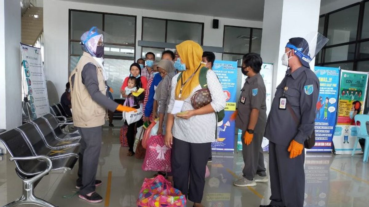 ترحيل عامل مهاجر من ماليزيا بسبب إيجابية COVID-19
