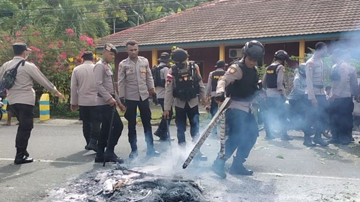 Aksi Blokade Jalan di Manokwari Papua Barat Dibubarkan Polisi