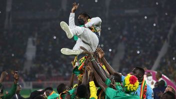 セネガルパーティー、ダンスミュージックエコーは、ダカールに上陸するアフリカネイションズの英雄のカップを歓迎します
