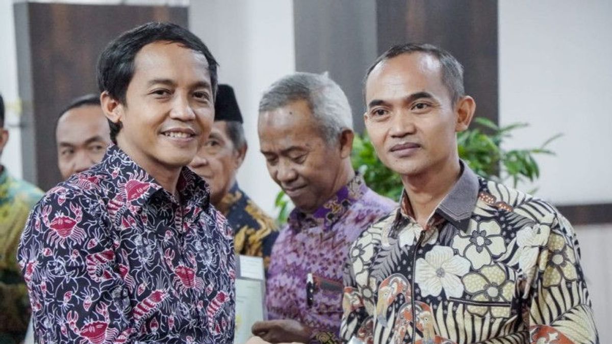 Wamen ATR/BPN Serahkan Sertifikat Tanah Masjid dan Gereja di Pekanbaru