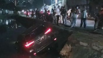 La Voiture Toyota Fortuner Noire Entre Dans Kali Cengkareng, Police: Conducteur Somnolent, Perte De Concentration