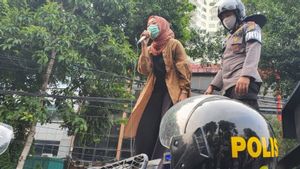 Naik Mobil Raisa, Mahasiswi Ini Tenangkan Pendemo: Jangan Pancing Keributan, <i>Gue</i> Mohon <i>Banget</i>