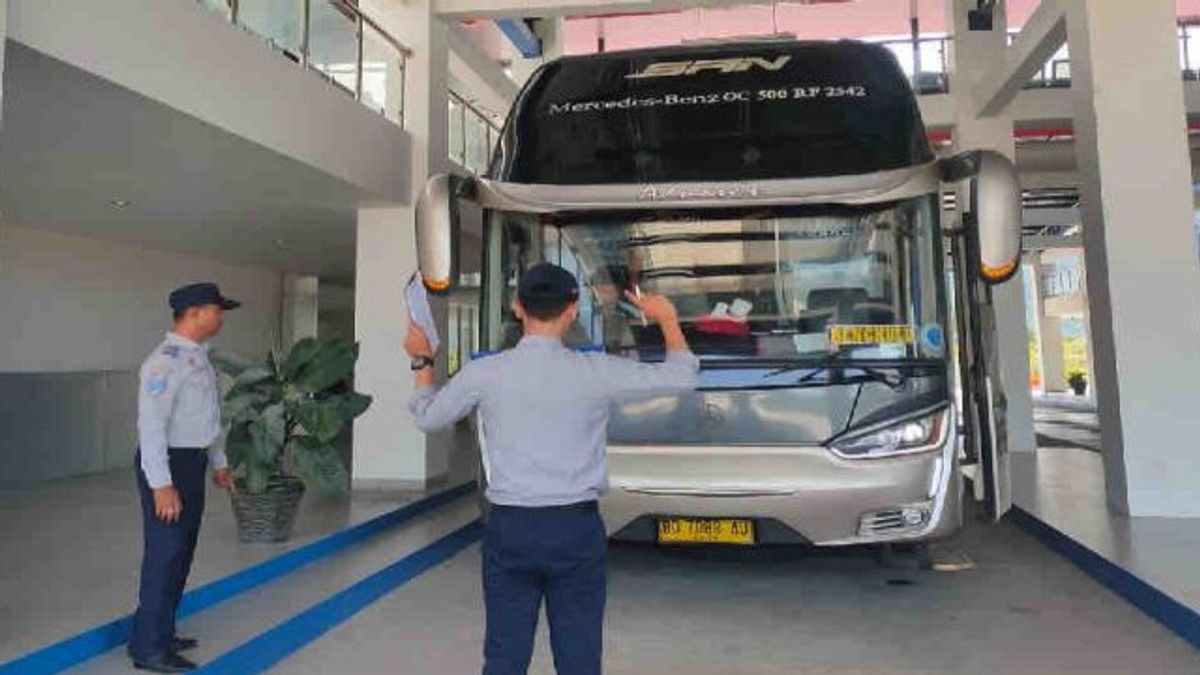 Le ministère des Transports, des Transports, vérifie les demandes d’atterrissage de l’agent avant de partir pour Mudik en bus