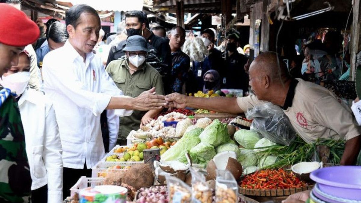 Jokowi Checks Prices Of Basic Needs At Sambonggede Market, East Java