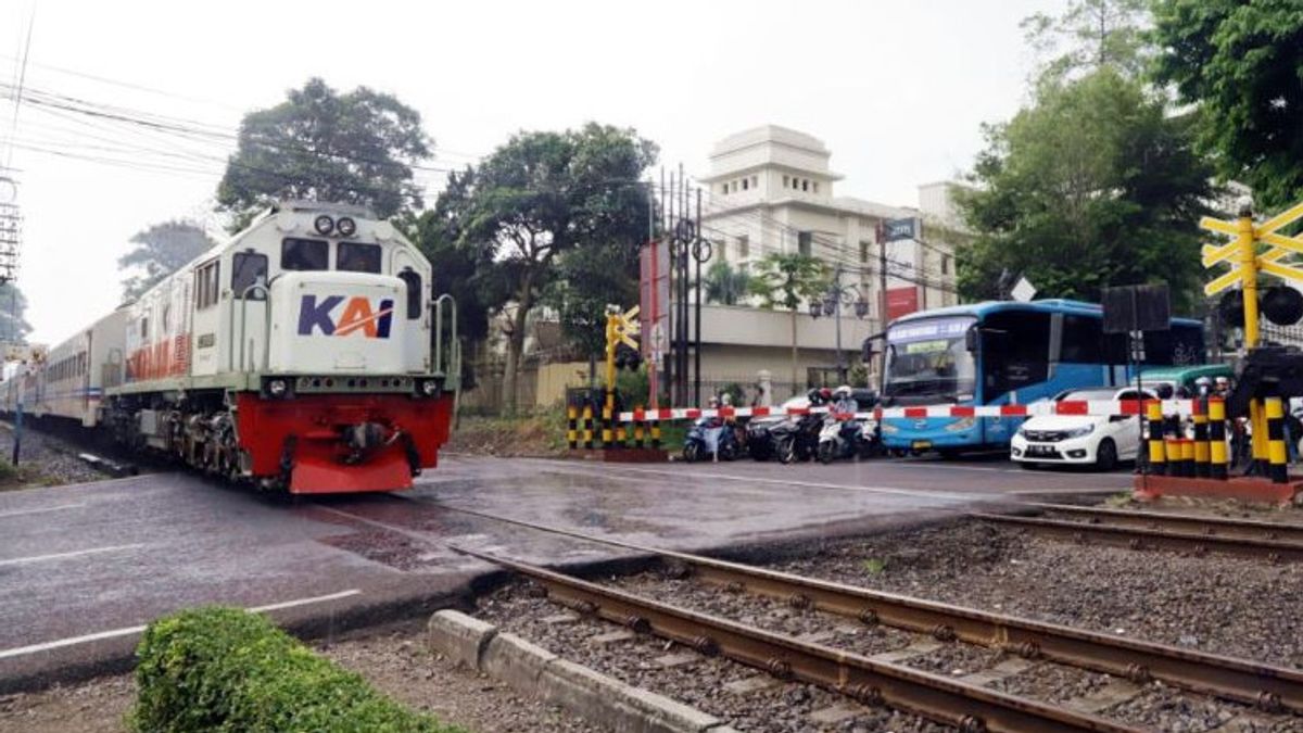Bus Vs Train Accident Dhoho: Already In The Shrimp Act, Vehicle Drivers Must Stop When The Train Signal Beeps