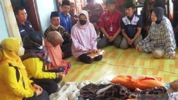 Mensos Risma Datang ke Sampang, Tengok Bocah Perempuan Penderita Tumor Otak