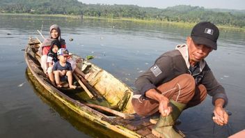 Dedi Mulyadi承诺帮助教育Cianjur有5个孩子的渔民家庭，只要他们想加入Kb计划