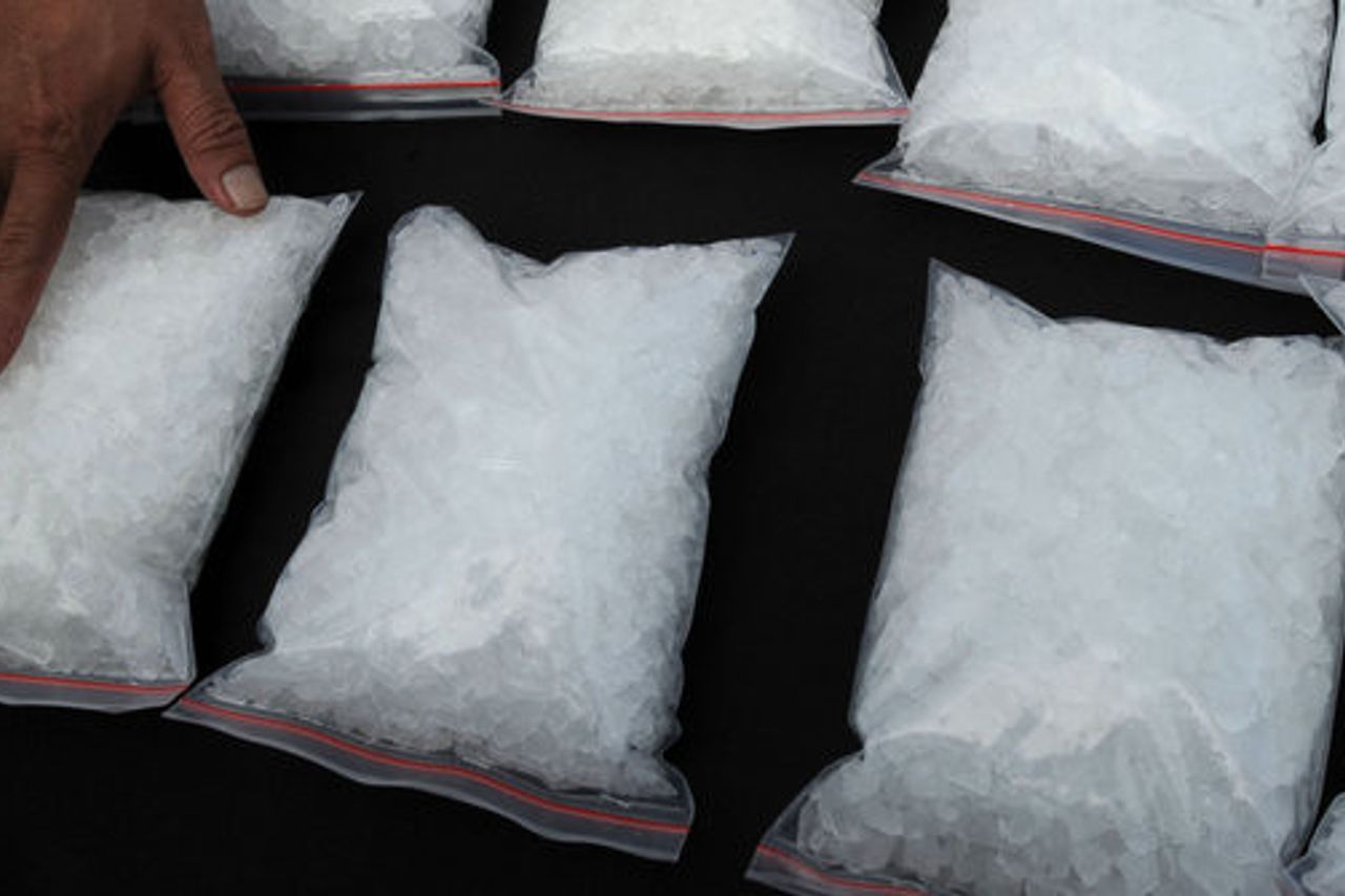 テビンティンギの武装麻薬密売人が逮捕され、10kgの覚せい剤と30,000のエクスタシーが押収された